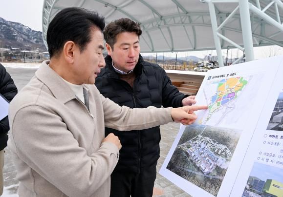 김동근 시장이 3월 5일 복합문화융합단지 준공에 앞서 단지 내 시장용지에서 현장점검을 하고 있다.