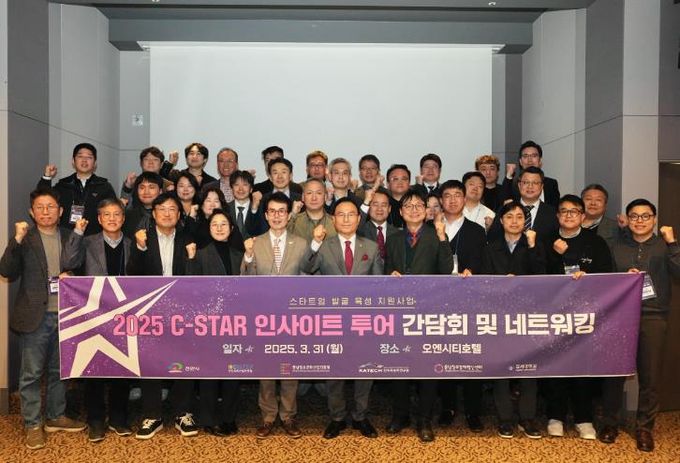 지난달 31일 박상돈 천안시장이 혁신제조시설을 보유한 기업을 방문해 시설을 둘러보고 있다.