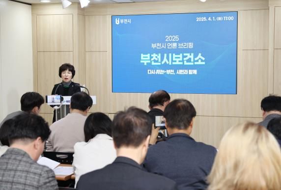 김은옥 부천시보건소장이 1일 브리핑을 열고 건강도시 조성을 위한 사업을 설명하고 있다.