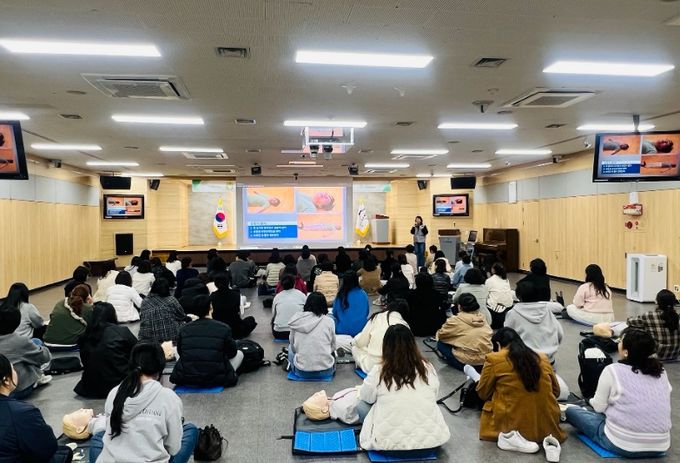 대구 수성구육아종합지원센터는 지난 3월 31일, 보육 현장에서 발생할 수 있는 응급 상황에 신속하고 정확하게 대응할 수 있도록 수성구 내 보육교직원을 대상으로 1차 ‘심폐소생술 실습교육’을 실시했다.