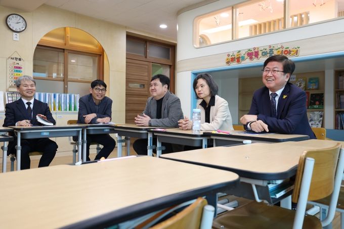 4월 1일에 최교진 교육감이 2024년 세종꿈마루 추진 학교인 전동초등학교를 방문하여 조성된 공간을 둘러보고 있다.