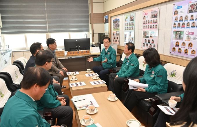 산불 피해 막아낸 학교 방문해 교직원 격려