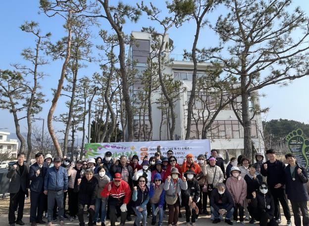 인천 중구, 맨발 걷기로 구민 건강 챙기는 ‘맨발의 청춘’ 프로그램 운영