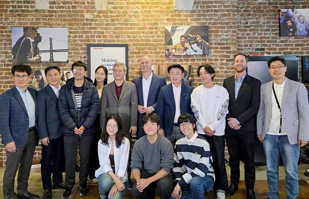 김동근 시장(사진 오른쪽부터)이 4월 1일(현지시간) 미네르바대학교 본부에서 미네르바대학교 및 매경미디어그룹과 ‘글로벌 교육 및 혁신 생태계 구축’을 위한 업무협약을 체결한 뒤 주요 관계자 및 재학생들과 함께 기념사진을 찍고 있다.