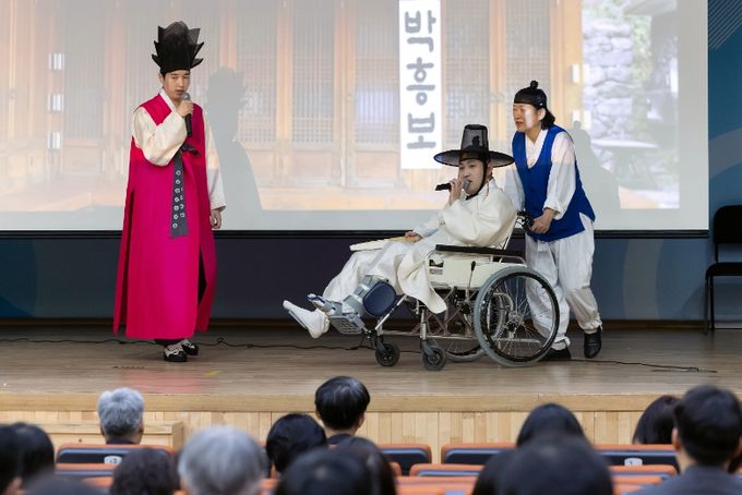 국악소리가 장성빈이 4일에 교육청 2층 청사 대강당에서 국악공연을 선보이고 있다.