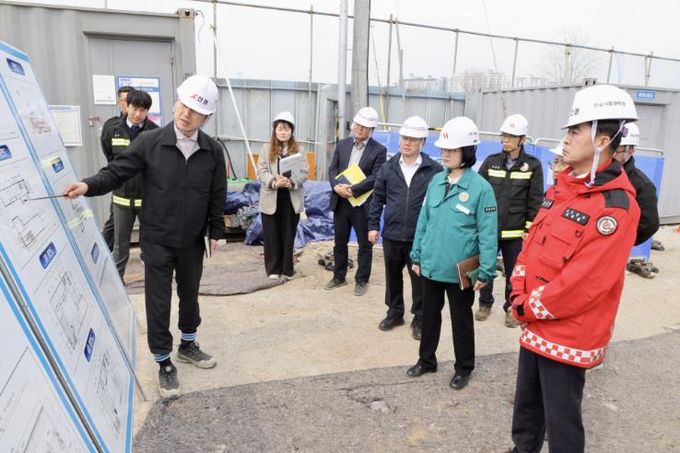 최재형 보은군수, 온-누림 플랫폼 건립사업 현장점검...사업 추진 박차-최재형 군수가 현황을 보고받는 모습