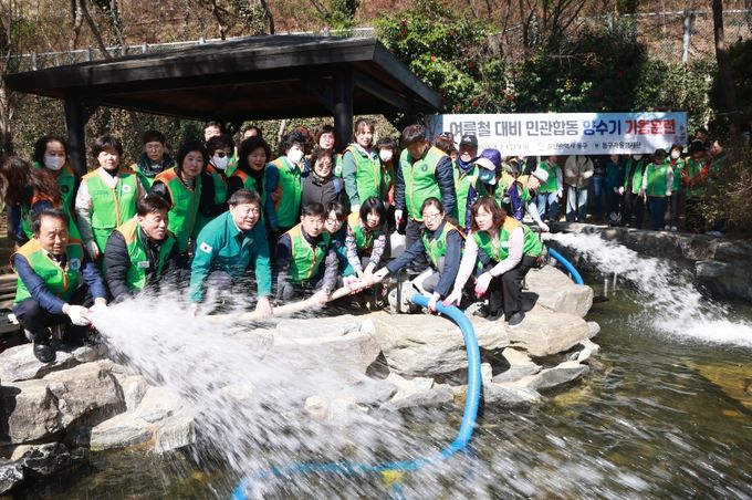 동구는 2일 구청 연못에서 김종훈 동구청장, 자율방재단 및 직원들이 참석하여 여름철 침수 발생시 대응을 위한 민관합동 양수기 가동 훈련을 실시했다.