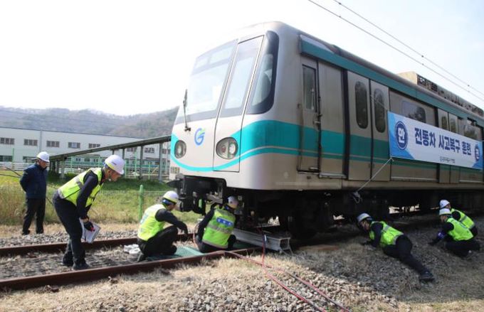 광주광역시교통공사, 전동차 탈선 상황 가정해 실전같은 훈련 ‘눈길’