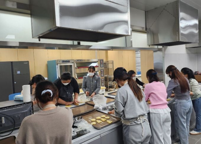 쿠키 만들기에 참여한 모습