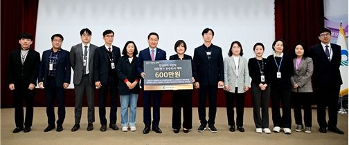 유정복 인천시장이 1일 시청 대회의실에서 열린 ‘4월 월례조회’에서 성과 우수부서를 격려하고 있다