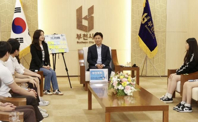 조용익 부천시장이 ‘210, 부천톡톡’ 청사견학 프로그램으로 경기예고 학생들을 만나 이야기를 나누고 있다.