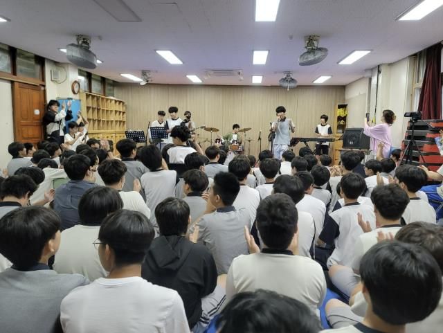 부천동중학교 학생동아리 밴드부원들이 공연을 펼치고 있다. 부천시는 중·고등학생의 자유로운 동아리 활동을 위한 지원을 전액 시비로 지원하고 있다. (사진출처 : 부천교육지원청)