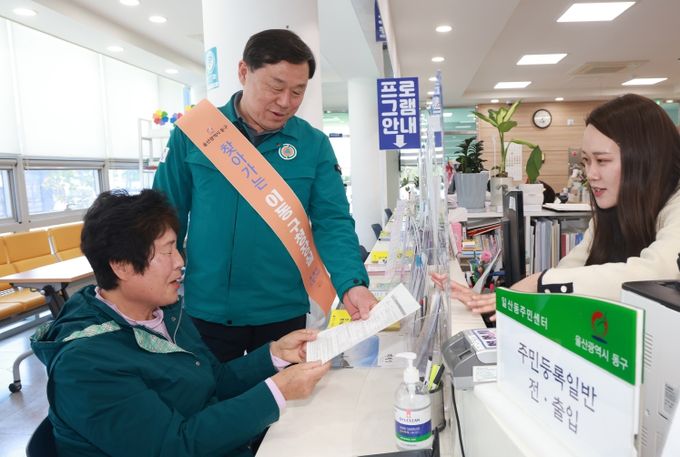 동구는 3일 일산동행정복지센터에서 주민 곁으로 찾아가는 이동구청장실을 운영하고 김종훈 동구청장이 민원 상담 및 안내와 자생단체장들과 주요 현안에 관한 간담회 등을 가졌다.