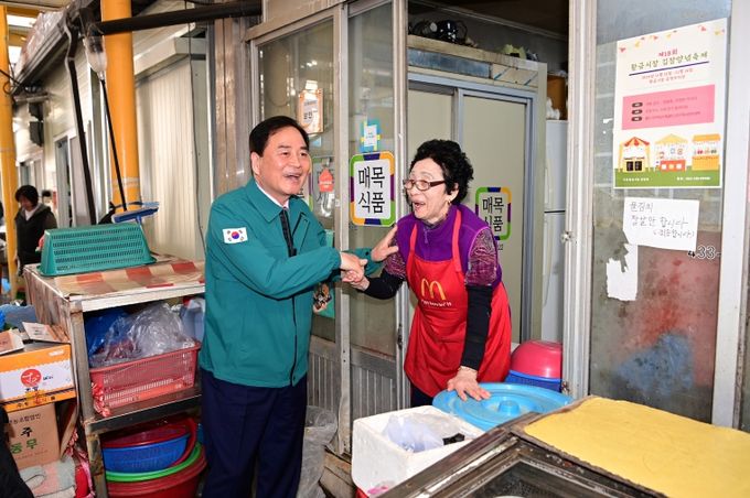배낙호 김천시장, 취임 첫 일정으로 전통시장 방문