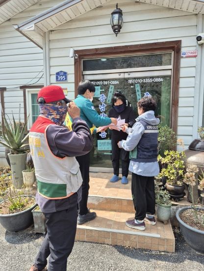 밀양시 상남면 여성민방위기동대가 4일 종남산 등산로 입구에서 산불 예방 홍보 활동을 하고 있다.