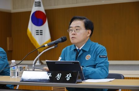 진교훈 서울 강서구청장이 4일(금) 구청 지하상황실에서 윤석열 대통령 탄핵 인용이 결정되자 ‘긴급 간부회의’를 열고 민생경제 안정 등 흔들림 없는 현안 업무 추진을 주문하고 있다.