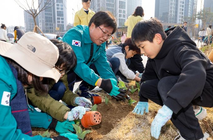 세종시교육청은 식목일을 맞이하여 2025년 3월에 개교한 산울초등학교 학생들과 함께 나무 심기 행사를 진행하고 있다.