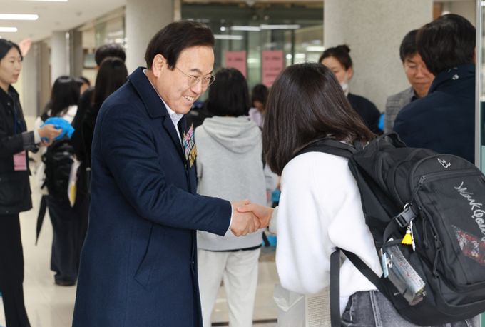 서거석 전북육감, 검정고시 응시생들 응원