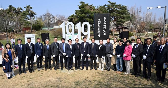 이민근 안산시장(가운데)이 '고려인 독립운동기념비 제막식' 행사에서 참석자들과 기념촬영을 하고 있다.
