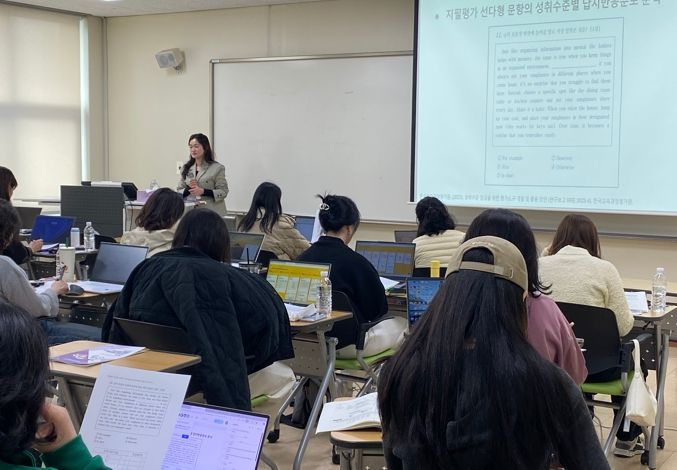 광주시교육청이 지난 5일 광주시교육청교육연수원에서 성취평가제의 안착을 위해 중등 교사 130여명을 대상으로 직무 연수를 실시했다. 한 선도교사가 교사들에게 성취 평가에 대한 강의를 하고 있다.