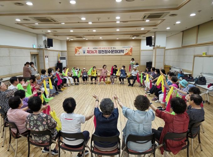 지난해, 장수문화대학 웃음치료 강좌에 참여하고 있는 어르신들