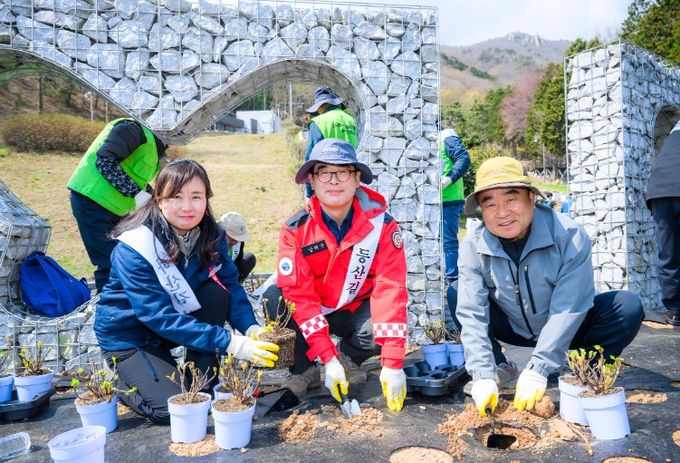 푸른남해만들기’나무심기 행사