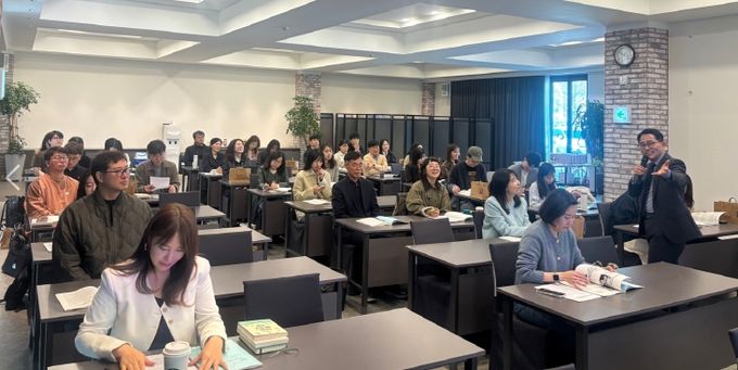 워크숍에 참여한 교사들이 우수 사례를 함께 나누고 있다.
