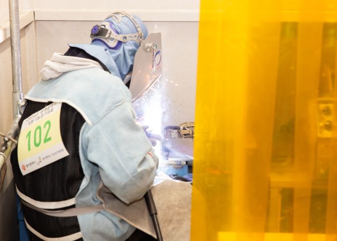 2024 지방경기대회에 참여한 광주학생 지난해 광주 지방경기대회에 참여한 한 학생이 광주공고에서 진행된 대회에 참여해 최선을 다하고 있다. /광주광역시교육청 제공