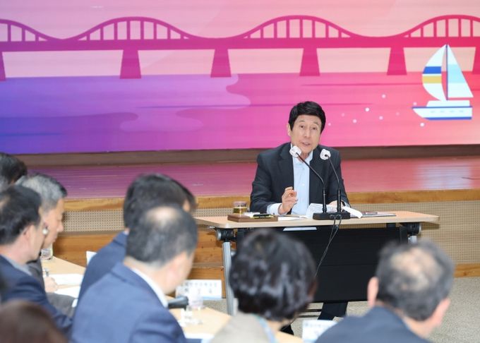 이강덕 포항시장은 7일 시청 대회의실에서 4월 확대간부 회의를 주재하고, 행정이 중심을 잡고 민생과 안정을 지켜나갈 것을 당부했다.