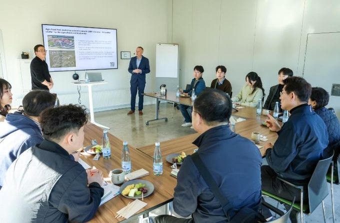 덴마크에 위치한 ‘아그로 푸드파크’에 방문하여 관계자로부터 농식품산업에 대한 설명을 듣고 있다