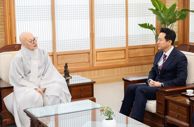 오세훈 서울시장이 7일 오전 대한불교조계종 총무원에서 총무원장 진우스님과 환담을 나누고 있다.