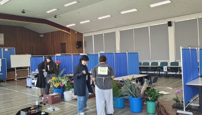 7~11일 5일간 도내 5개 지역에서 ‘2025년 전라남도 기능경기대회’가 열린다. 사진은 화훼 장식 경기를 준비하고 있는 모습