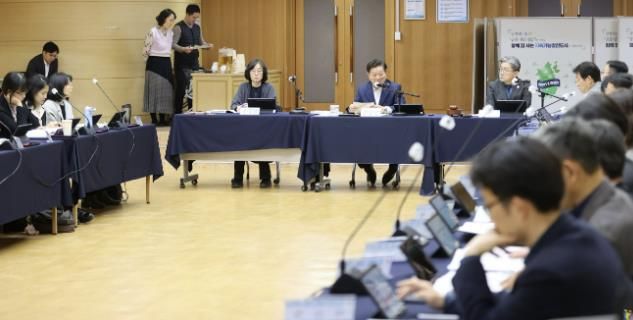 지난 3월 28일 시청 대회의실에서 2025년 제1회 탄소중립녹색성장위원회가 진행되고 있다. 이날 회의에서 '광명시 탄소중립 녹색성장 기본계획'을 심의하고 최종 확정했다.