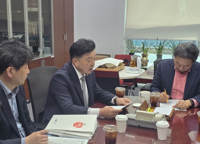 최재구 예산군수 국회 방문 및 지역현안사업 설명 모습