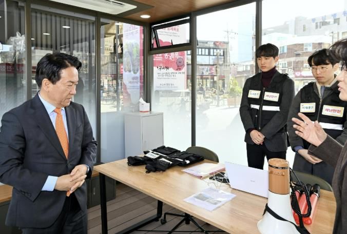 이성헌 서대문구청장(왼쪽)이 지난달 28일 ‘홍제폭포 안전상황실’을 찾아 관계자들을 격려하고 있다.