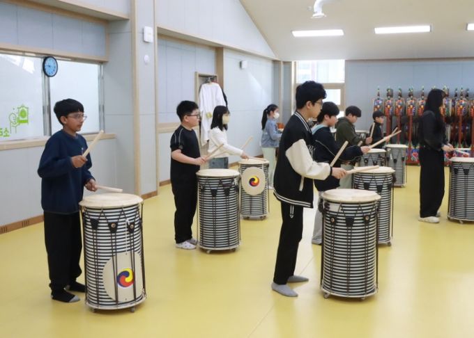광주학생예술누리터가 지난 7일 평동초, 삼정초, 미산초, 광주서석초 등을 시작으로 올해 학교연계 예술체험 운영을 시작했다. 오는 11월까지 86개 초·중학교 3만4천497명의 학생이 이 프로그램에 참여하게 된다. 평동초와 삼정초 학생들의 ‘타악의 세계’ 프로그램에 참여하고 있다. / 제공 광주광역시교육청