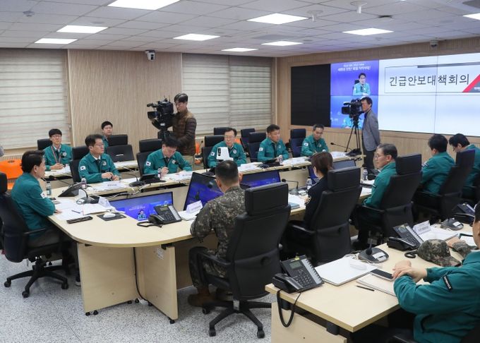 김진태 강원도지사, 북한군 군사분계선 침범 관련 긴급 안보대책 회의 주재