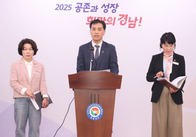 브리핑하는 이도완 경남도 보건의료국장