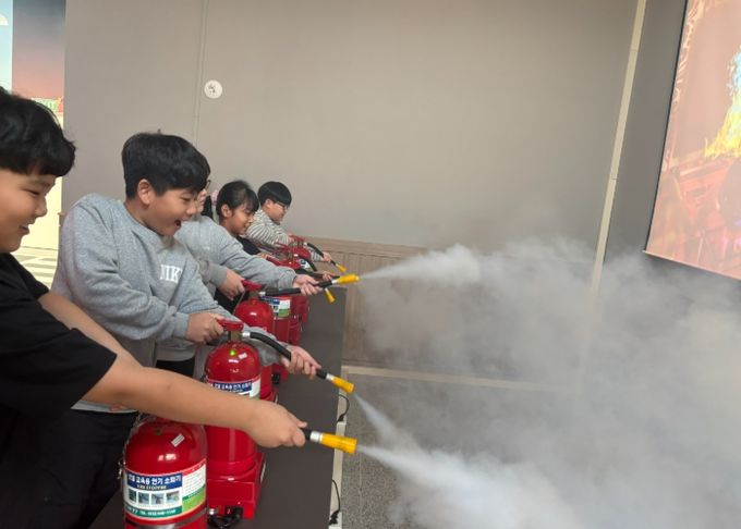 지난해 학생들이 광주학생교육원 본량안전체험관에서 소화기 체험을 하고 있다/광주시교육청 제공