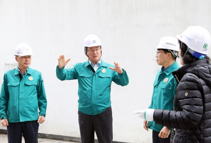 10일 정용래 유성구청장이 정밀 안전진단에 들어간 유성구장애인종합복지관을 살펴보고 있다