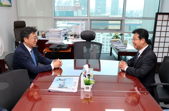 박병규 광산구청장이 이용우 국회의원에게 ‘광산구 지속가능 일자리 녹서’를 전달하고 있다.