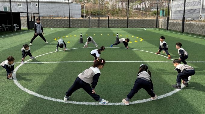 김천동신초병설유 축구교실에 참여해요