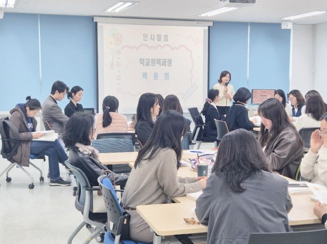 4월 10일에 스마트 허브 405호 회의실에서 ‘2025년 중등 두드림학교 운영 지원을 위한 연수’에서 백윤희 학교정책과장이 인사말씀을 하고 있다.