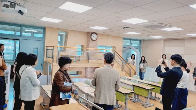 4월 10일, 세종꿈마루 추진교 교직원들이 천안 신계초등학교를 공간탐방을 하고 있다.(공간 연수)