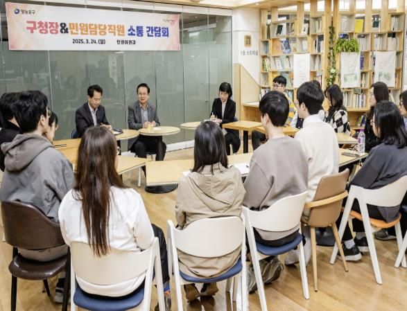 민원담당 직원들과 소통하고 있는 최호권 구청장