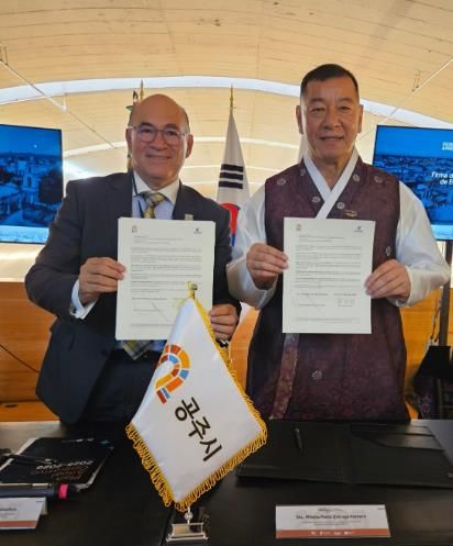 왼쪽 엔리케 산 루이스 포토시 시장, 오른쪽 최원철 시장