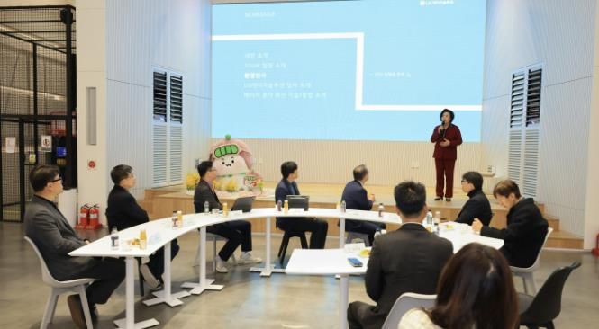 LG에너지솔루션 대전연구원 방문한 신계용 과천시장이 단상에서 인사말을 하고 있다