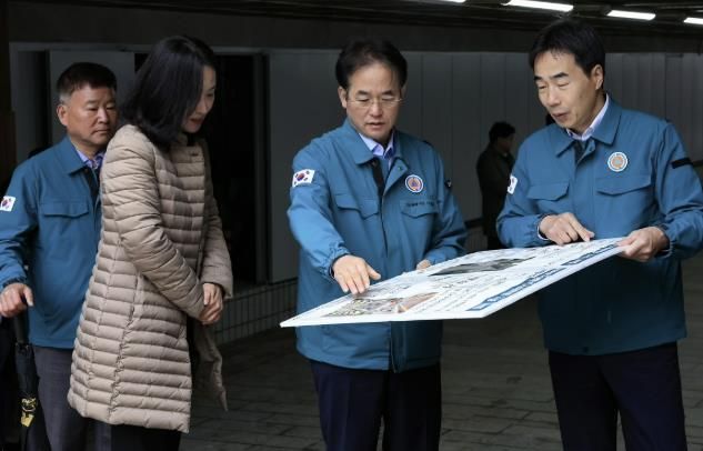 마두 지하보도에서 스마트 팜 사업에 대해 보고받고 있는 이동환 고양특례시장