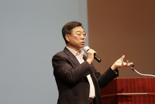 신상진 성남시장이 성남시분당시니어클럽 노인일자리 참여자 소양교육에서 인사말을 하고 있다