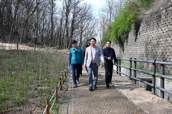김동근 시장이 4월 15일 ‘장암숲 늘품길’에 대한 현장 점검을 하고 있다.